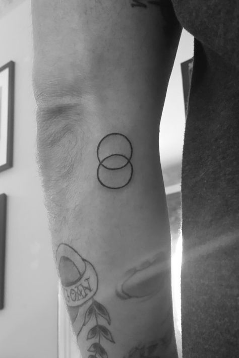 Vesica Pisces Tattoo, Vesica Piscis Tattoo, Vesica Pisces, Spirit Warrior, Pisces Tattoo, Twin Tattoos, Warrior Design, Tattoo Line, Tattoo Minimal