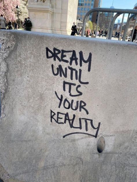 Positive Graffiti, New York Quotes, Street Art Quotes, Street Pics, Graffiti Quotes, Street Quotes, Street Graffiti, Graffiti Drawing, Reminder Quotes