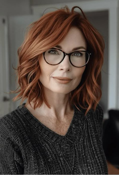 Red Hair Middle Age Women, Red Hair Over 50 Older Women, Shoulder Length Copper Hair, Red Hair Over 50, Shoulder Length Red Hair, Copper Bob Hair, Shoulder Length Wavy Hair, Auburn Red Hair, Chestnut Hair