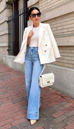 White Blazer Summer Outfit, Old Money Denim Outfit, Light Denim Jeans Outfit, Flair Jeans Outfit, White Blazer Outfits, Flare Jeans Outfit, Blazer Outfits Casual, Light Denim Jeans, Mommy Outfits