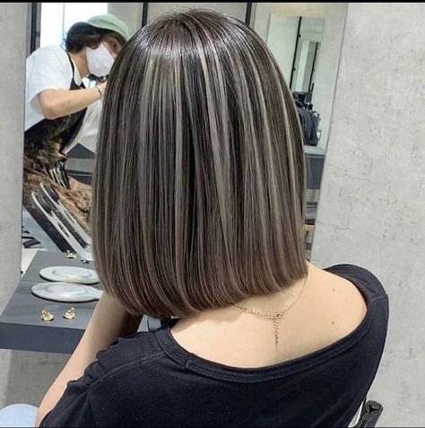 Sleek Short Hair, Short Hair Highlights, Hair Color Streaks, Scalpel, Latest Hair, Gray Hair Highlights, Effortless Beauty, Haircuts For Medium Hair, Short Hair Color