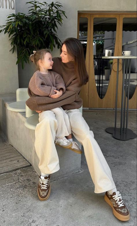 Young Mom Outfits, Mom Style Winter, Young Mom Style, Mama Fashion, Mom And Baby Outfits, Outing Outfit, Mommy Outfits, Baby Ootd, Brown Babies