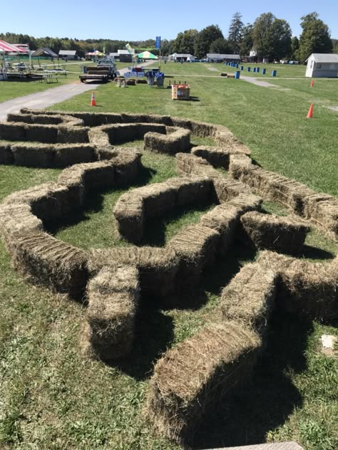 Hay maze! Used 60 square bales. Hay Bale Obstacle Course, Diy Corn Maze, Halloween Playground, Hay Bale Maze, Hay Maze, Corn Festival, Pumpkin Patch Birthday, Festival Planning, Fall Festival Games