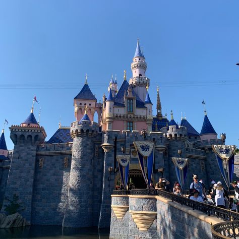 Anaheim Aesthetic, Disneyland Castle Aesthetic, Disney Castle Aesthetic, Disneyland Icon, Disney Castles, Disneyland Parks, Disneyland Anaheim, Disneyland Castle, Castle Aesthetic