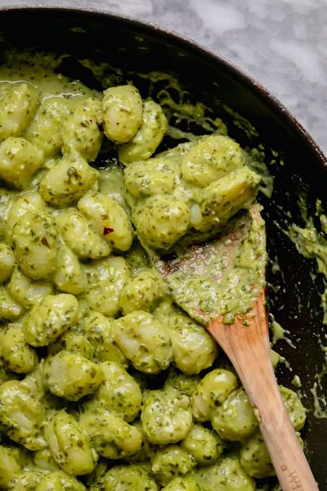 Creamy Pesto Gnocchi - Fanciful Eats Pesto Cream Gnocchi In A Garlic Bread Bowl, Healthy Food Ideas No Meat, Pistachio Gnocchi, Gnocchi Sauces, Pesto Gnocchi Recipes, Gnocchi Aesthetic, Healthy Gnocchi Recipes, No Meat Meals, Creamy Pesto Gnocchi