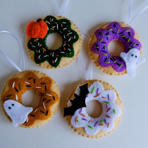 Felt Halloween donut ornaments that I forgot to post! I’m actually changing the colors and fussing with the pattern a bit now, so I’ll have new ones to share soon. Donut Ornament, Halloween Donuts, Felt Halloween, Felt Ornament, Crafty Projects, I Forgot, Fun Projects, Donuts, Projects To Try