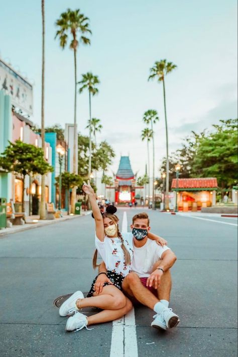 Disneyland Couples Pictures, Disneyworld Pictures, Disney World Photo Ideas, Universal Studios Orlando Trip, Disney Poses, Disney Picture Ideas, Orlando Photos, Disney Parque, Christmas Face Mask