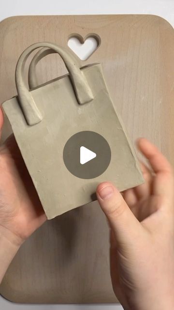 Crockd on Instagram: "how to make a handbag 🥰 a simple slab diy to hold flowers, toothbrushes, anything that can be carried! Hehe 🥰 let me know if you like the longer more detailed tutorial! ✨ 

Made by pottery pal @chelseamorganart 😇

#clay #pottery #athomepottery #claydiytutorial #howtoclay #handmadegifts #diygiftideas #easydiycrafts #easyclaydiy #potteryinspo #clayinspo #handbuilding #crockd" Simple Ceramic Sculpture, Ceramics How To, How To Make Ceramic Clay, Slab Project Ceramics, Ceramic How To, Easy Slab Pottery, Pottery Projects Handbuilt, Pottery Tutorials Hand Built, Pottery By Hand