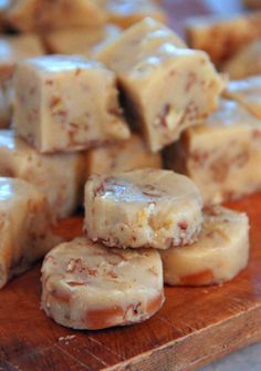 Yay! Another fudge recipe that requires absolutely NO boiling or candy thermometers. This is a super easy, super fast, super tasty f... Pecan Fudge, White Chocolate Fudge, Homemade Fudge, Candy Recipes Homemade, Christmas Candy Recipes, Maple Pecan, Fudge Recipe, Fall Dinner, Homemade Candies