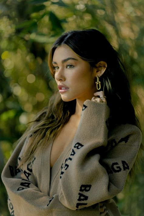 Madison Beer Photoshoot, Madison Bear, Beer Magazine, Dark Beauty Fashion, Madison Beer Outfits, Beer Outfit, Photographie Inspo, Madison Beer, Powerful Women