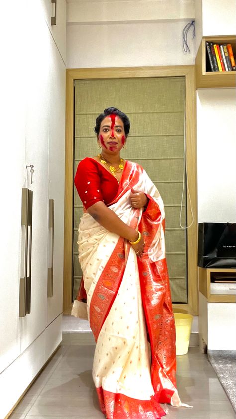 Bengali saree #redwhitesaree #bengaliculture #durgapujo #dresstoimpress #fashion  #sindorkhela Bengali Saree Look, Red And White Saree, Bengali Culture, Bengali Saree, Saree Look, Dress To Impress, Red White, Saree, Red