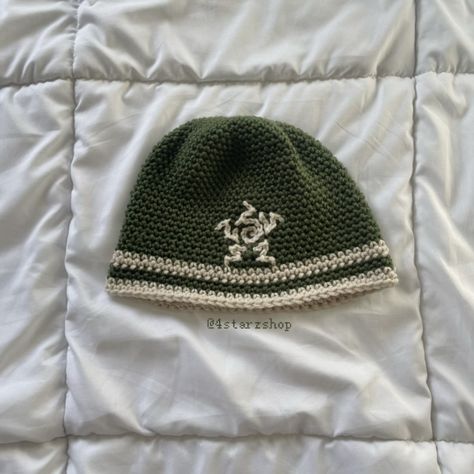 Crochet Beanie Y2k, Crochet Star Hat Pattern, Fun Crochet Beanies, Crochet 8 Ball Beanie, Crochet Hats Men, Dark Green Crochet Ideas, Star Beanie Crochet, Crochet Beanie Outfit, Crochet Beanie Men