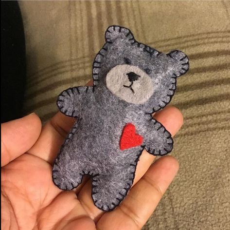 Handmade Teddy Bears Diy How To Make, Felt Bears, Felt Crafts Kids, Collab Ideas, Tin Ideas, Plush Craft, Plushies Diy, Felt Bear, Teddy Bear With Heart