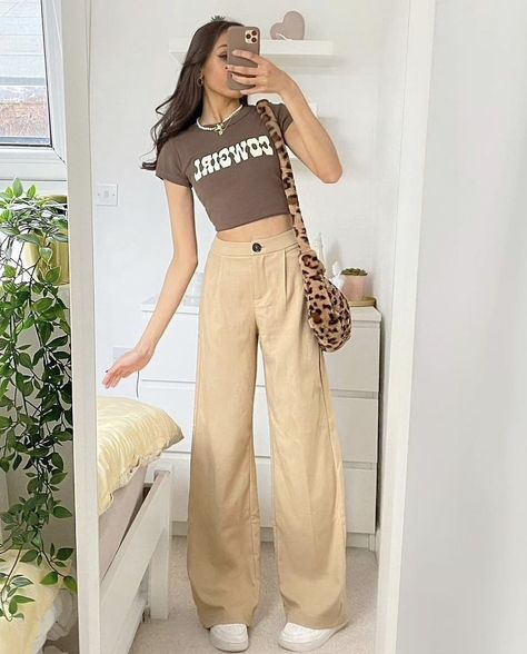 Jeans And Crop Top Outfit, Brown Aesthetic Outfit, School Outfits Aesthetic, Casual Outfits Winter, Casual Outfits Ideas, Winter Outfits Casual, Jean Beige, Mode Emo, Winter Outfits For School