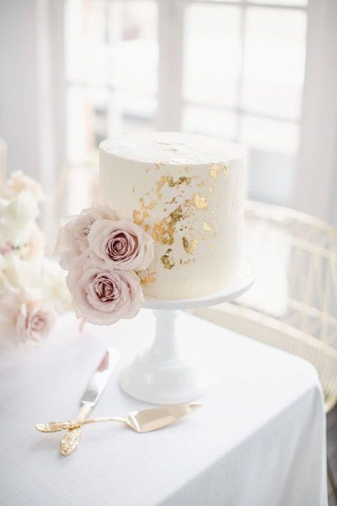 White And Gold Bridal Shower Cake, Pink And Gold Bridal Shower Cake, Simple Wedding Cake Small One Tier Gold, Rose Gold Bridal Shower Cake, Minimal Bridal Shower Ideas, White And Rose Gold Cake, Bridal Shower Cake Ideas Elegant, White Cake Design, Bridal Shower Cake Ideas