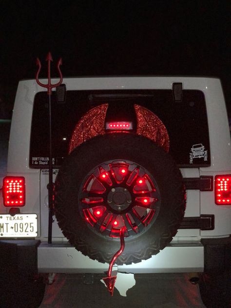 Jeep Wrangler Holiday Decorations, Halloween Decorations For Jeep Wrangler, Decals For Jeep Wrangler, Fall Jeep Decorations, Halloween Jeep Ideas, Girl Jeep Wrangler Ideas, Jeep Interior Decor, Jeep Wrangler Decorations, Red Jeep Aesthetic