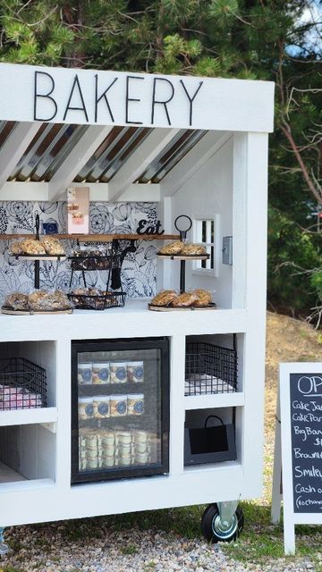 Bakery Shed Tiny House, Microbakery Porch Pickup, Porch Pickup Box Ideas Small Business, Muffin Display Ideas, Bake Stand Ideas, Baked Goods Vendor Display, Porch Pick Up Bakery, Cookie Pop Up Shop Display, Sourdough Business