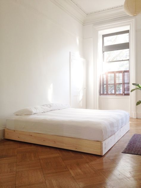 Color de la base Koti Diy, Simple Bed Frame, Best Diy Projects, Diy Platform Bed, Bed Platform, Appartement Design, Diy Bed Frame, Bedroom Furnishings, Simple Bed