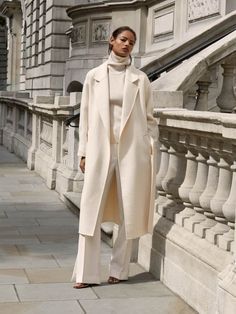 White Coat Outfit, Blazer Off White, Chique Outfit, High Fashion Women, Stylish Work Outfits, Trendy Fashion Outfits, Modieuze Outfits, White Coat, Elegantes Outfit