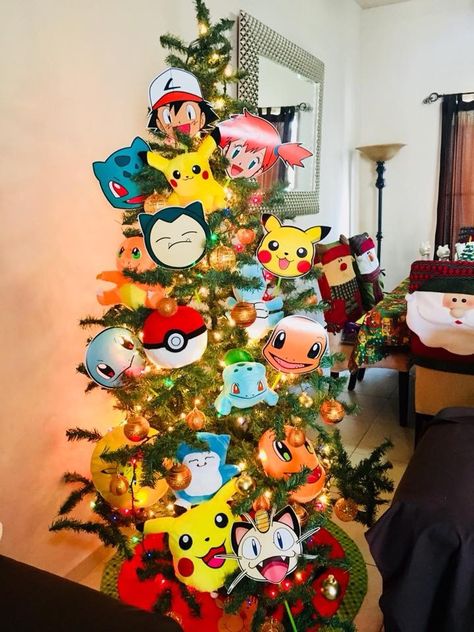 Pino Pokemon Pikachu Christmas Tree, Pokemon Christmas Tree Ideas, Pokémon Christmas Tree, Pokemon Tree, Pokemon Christmas Tree, Pokémon Christmas, Christmas Pokemon, Pokemon Decor, Pokemon Christmas