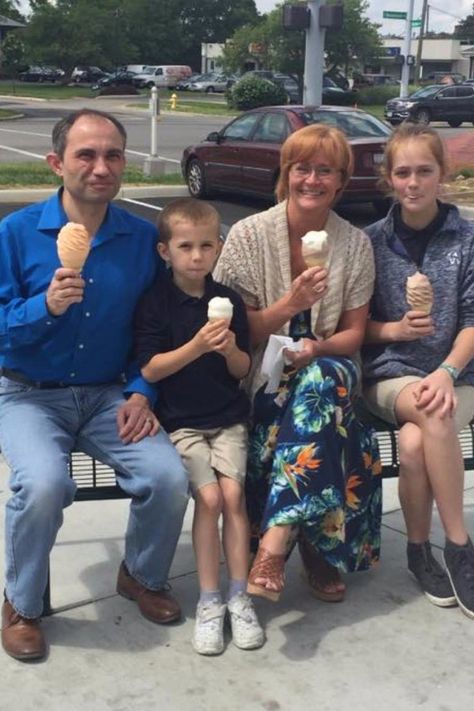 What Happened After a Stranger Snapped This Family’s Photo Will Give You Chills My Heart Is Heavy, Good Family, Heart Touching Story, Heartwarming Photos, Touching Stories, First Day Of Summer, Family Moments, Heartwarming Stories, Real Life Stories