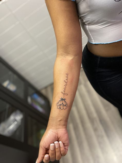 tulip with the word fearless as the stem Tulip Tattoo With Name In Stem, Fearless Flower Tattoo, Tulip Tattoo With Initials, Tulip With Name Stem Tattoo, Tattoo Ideas Female Tulip, Tulip Name Tattoo, Flower Tattoo With Words As Stem, Delicate Tulip Flower Tattoo, Tulip Tattoo