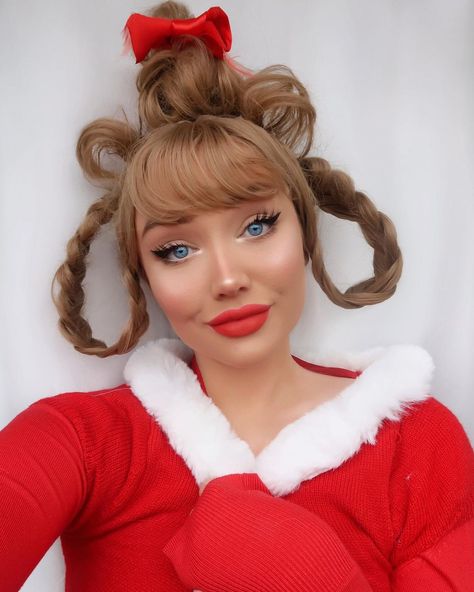 G i n a B o x ♡ on Instagram: “Cindy Lou Who all grown up 😜🎄 who loves the grinch film? One if my faves 😍💚 I actually have Cindy lou whos nose from the side no joke, go…” Nose From The Side, Whoville Costumes, Cindy Lou Who Hair, Cindy Lou Who Costume, Whoville Hair, Grinch Costumes, Xmas Costumes, Christmas Dress Up, Cindy Lou Who