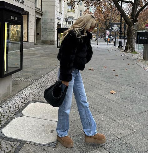 New York Winter Outfit Ideas, Oslo Outfit Winter, Quarter Zip Outfit Winter, Fall Winter 2024 Shoes, Outfit With Fur Coat, Denim Fur Jacket Outfit, Ugg Winter Outfits, New York Autumn Outfit, France Outfits Winter