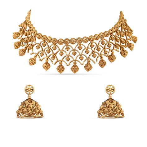 PRICES MAY VARY. MATERIAL: Kumud jewelry set with Geometric filigree Design is made out of Brass with high quality Gold-Plating. FEATURE: This traditional jewelry set includes 1 pair jhumka earrings and 1 necklace, length (Choker- 18 cm, Earrings- 4 cm) and weight (Choker- 51 gm, Earrings- 20 gm). The necklaces comes with Fishhook closure and has adjustable length. GIFTING: This necklace set arrives in unique and stylish packaging, making it a wonderful gift for your girlfriend, daughter, friend Real Gold Sets Jewelry Indian Design, Gold Sets Jewelry Indian Design, Gold Choker Necklace Indian, Unique Necklace Designs, Chokers Gold, South Indian Necklace, Gold Set Design, Traditional Indian Jewellery, Beautiful Gold Necklaces