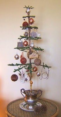 Amish Christmas Decorations, Primitive Tree, Primitive Christmas Tree, Diy Feather, Chirstmas Decor, Tree Tutorial, Prim Christmas, Cottage Christmas, Xmas Trees