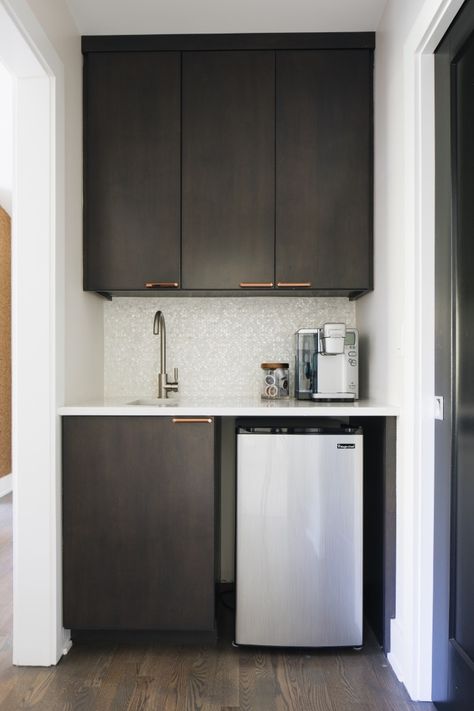 Tiny Office Kitchen Ideas, Loft Kitchenette, Kitchenette Coffee Bar, Airbnb Small Kitchen, Mini Pantry Office, Small Kitchennete Modern, Kitchenette With Mini Fridge, Modern Office Kitchenette, Mini Kitchenette