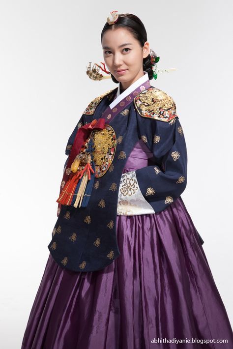 Lee Seo Yeon in Untold Scandal, a Korean film based on Dangerous Liaisons Asian Prom Dress, Korean Traditional Dress Hanbok, Traditional Korean Clothing, Soul Fashion, Ancient Clothing, Hanbok Traditional, Korean Traditional Clothing, Joseon Dynasty, Korea Dress