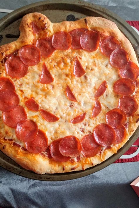 Simple Pizza Dough, Simple Pizza, Halloween Pizza, Halloween Sleepover, Recetas Halloween, Big Pizza, Halloween Date, Easy Pizza Dough, Halloween Fest