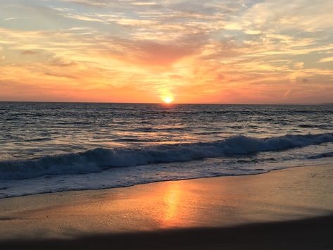 Sunset at the beach Sunset Desktop Wallpaper, Inspirational Desktop Wallpaper, Sea Vibes, Sunset At The Beach, My Wallpaper, Computer Backgrounds, Sunset Sea, Moon Painting, Beach Wallpaper