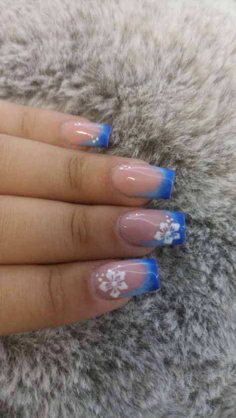 The Best Summer Nails, Nail Inspo Square Flower, Blue French Tip Nails Short With Design, Blue Short Nails With Design, Nail Inspo For Beach, Vacation Nail Ideas Square, Gel X Nail Designs Blue, Cute White And Blue Nails, Holiday Nails Turkey