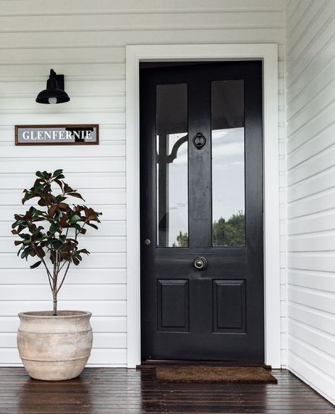 Cottage Front Yard, Veranda Ideas, White House Black Shutters, Hamptons House Exterior, Old Houses Renovation, Cottage Front Doors, Street Vibes, White Porch, Beautiful Front Doors