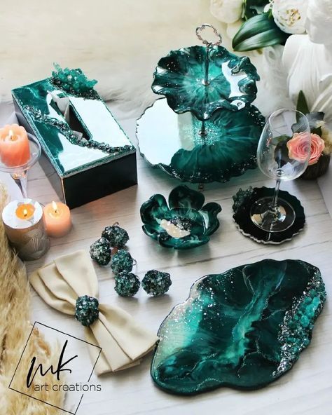 Resin Dish Ideas, Resin Art Ideas, Resin Stand, Resin Dish, Diy Resin Earrings, Diy Resin Tray, Resin Art Canvas, Resin Vase, Amazing Resin