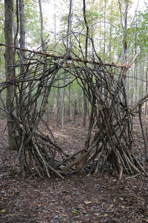 Portal to the other side, made of branches and sticks. Cool for haunted trail for halloween. Haunted Trail Ideas, Läskig Halloween, Images Terrifiantes, Haunted Woods, Haunted Hayride, Halloween Diy Outdoor, Halloween Outside, Halloween Decor Diy, Yard Haunt