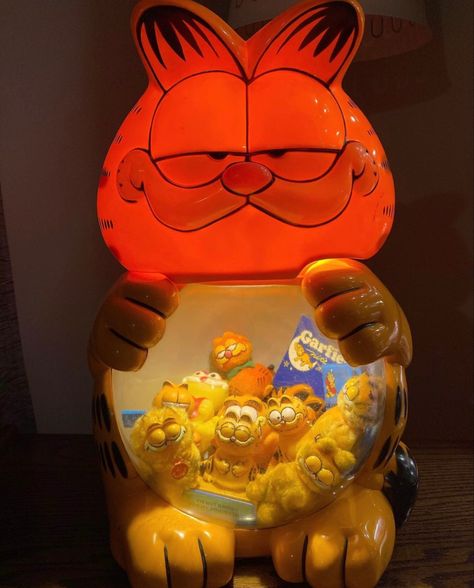 Garfield Merch, Fat Orange Cat, Garfield Pictures, Garfield Images, Garfield Cartoon, Colorful Room Decor, Nick Nacks, Garfield Cat, I Hate Mondays