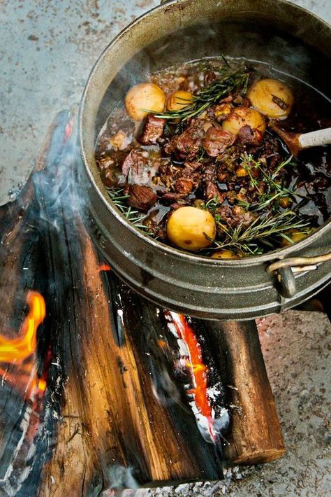 African Stew, South Africa Food, South African Dishes, Best Camping Meals, Pot Food, Open Fire Cooking, Camp Food, Africa Food, Food Baking