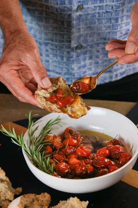 Tomato Jam Uses, Tomato On Bread, Confit Tomatoes And Garlic, Roasted Tomato Appetizer, Tomato Confit Recipes, Christmas Tapas, Tomato Garlic Confit, Confit Tomatoes, Tomato Appetizer