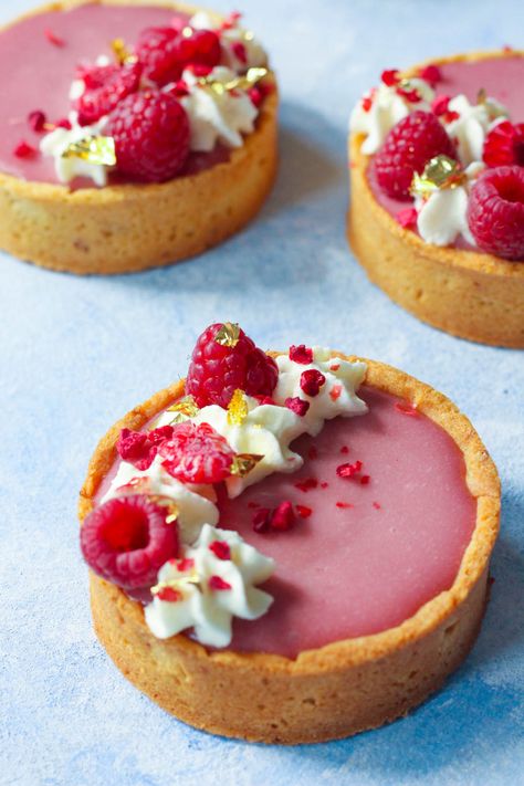 Pink Peppercorn, Raspberry and Rose Tarts - Choperella February Desserts Ideas, Rose Flavored Desserts, French Tarts Desserts, Rose Dessert Recipes, February Desserts, Pink Pastries, Dessert Garnish, Barbie Dinner, Rose Baking