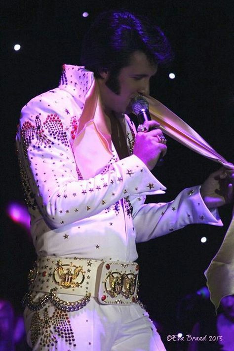 My neighbor and amazing Elvis tribute artist, Travis Powell :) Elvis Aloha From Hawaii, Elvis Presley Concerts, Aloha From Hawaii, Elvis Impersonator, Elvis Jumpsuits, King Elvis Presley, Elvis In Concert, Elvis Presley Pictures, Elvis And Priscilla