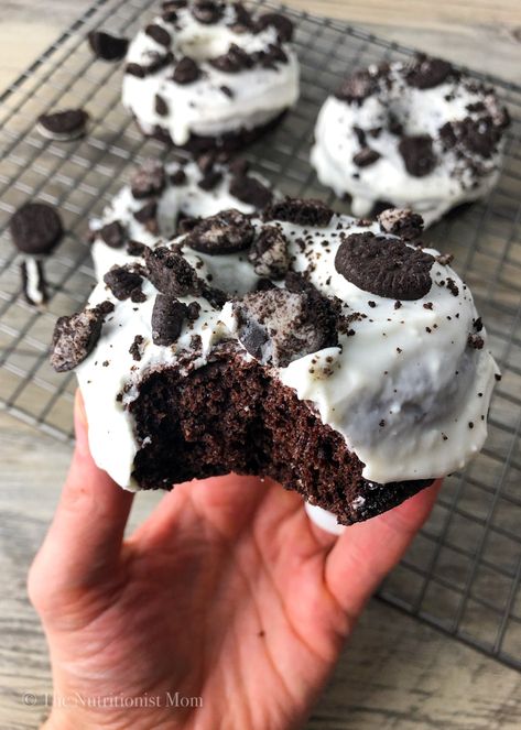 OREO PROTEIN DONUTS - Nutritionist Mom Oreo Protein Recipes, Oreo Protein Powder Recipes, Protein Donuts Healthy, Protein Donut Recipe, Protein Oreo, Protein Donuts Recipe, Protein Powder Cookies, Whey Protein Recipes, Donut Calories