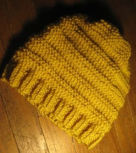 This very easy hat pattern uses only knit and purl. The hat is sized for adults and can be quickly knit in a day. Easy Knit Hat, Beanie Knitting Patterns Free, Knitting Patterns Free Hats, Beginner Knitting Patterns, Hat Knitting, Knitted Wit, Hat Knitting Patterns, Knitted Hat, Knit Or Crochet