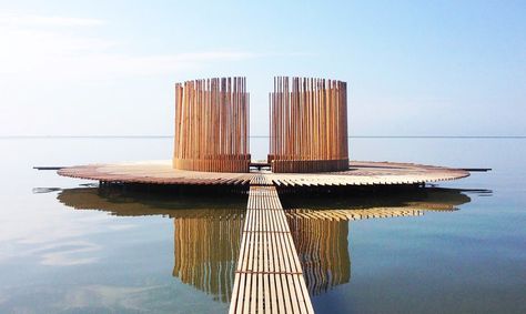 Dutch artist Marc van Vliet created a wooden floating observatory that connects the flat sands, the tides, the sun and the visitors. Water Pavilion, Water Architecture, Floating Architecture, Shade Garden Plants, Wooden Structure, Easy Landscaping, Floating House, Dutch Artists, Land Art