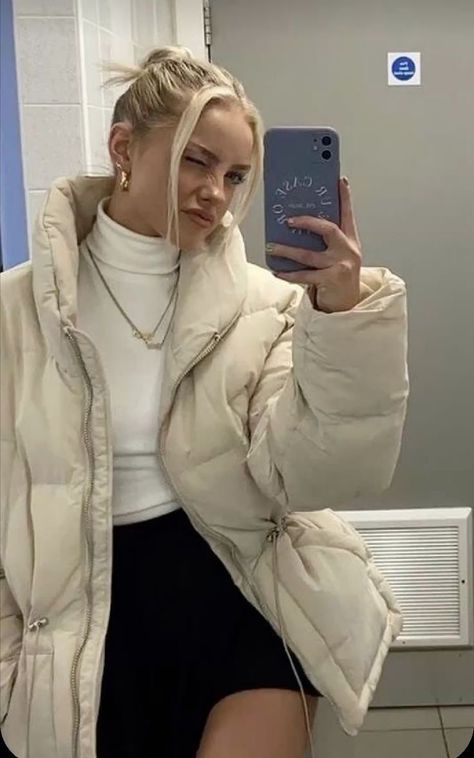 White Puffer Coat Outfit, White Puffer Outfit, Clothes Aesthetic Girl, Puffer Jacket Outfit Aesthetic, Puffer Jacket Outfit Winter Style, Puffer Jacket Aesthetic, White Puffer Jacket Outfit, Puffer Jacket Outfits, White Jacket Outfit