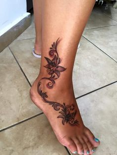 Niceee Ankle Foot Tattoo, Tattoo Calf, Cute Foot Tattoos, Ankle Bracelet Tattoo, Ankle Tattoo Designs, Peacock Tattoo, Ankle Tattoos For Women, Anklet Tattoos, Floral Tattoos