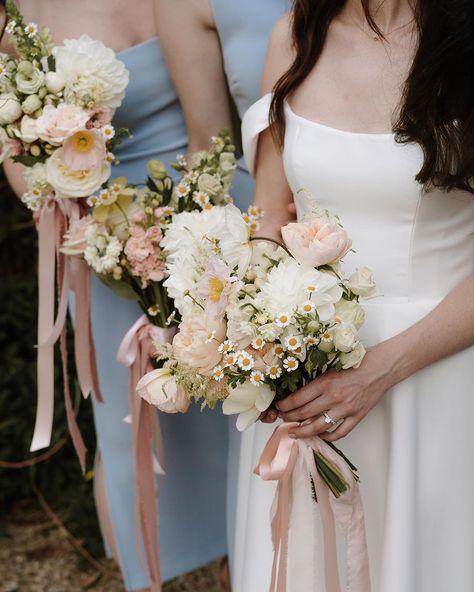 Maddie Jayde- Brisbane Florist (@maddiejaydee) • Instagram photos and videos Green And Pink Flower Bouquet, Bridesmaid Flowers Bouquets, Jw Wedding, Wedding Wildflowers, Aesthetic Shots, Wildflower Wedding Bouquet, Pink Flower Bouquet, Daisy Bouquet, Bridal Bouquet Flowers