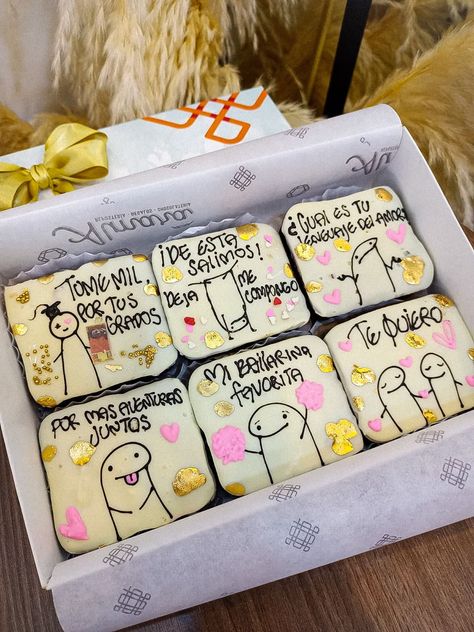 Deliciosos brownies decorados para grados. Recuerds que estamo ubicados en medellin Brownies Decorados, Brownies, Snoopy, Cake